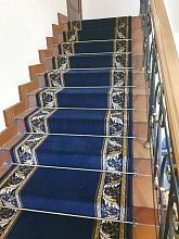 Пушистый ковровая дорожка 40050-38 темно-синяя с укладкой на лестницу